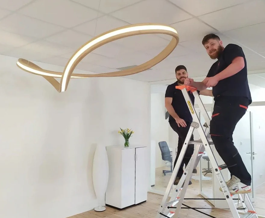 Intérieur technique avec rangée d'interrupteurs électriques automatiques alignés sur tableau de distribution