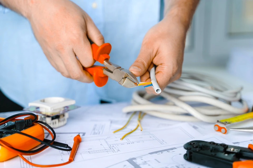 Un électricien câblage la maison Électricien Travailler sur le câblage électrique dans une Nouvelle construction