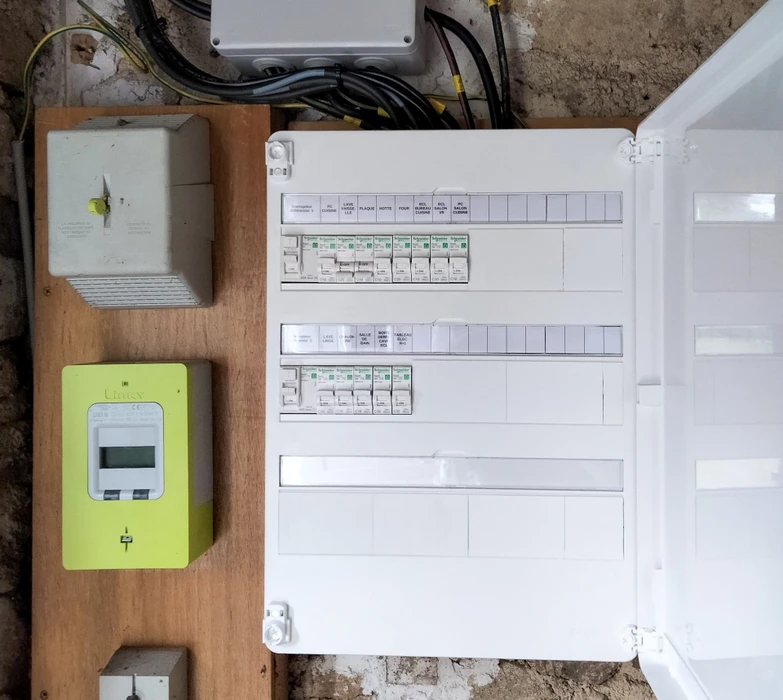Intérieur technique d'un local électrique avec armoire de distribution ouverte
