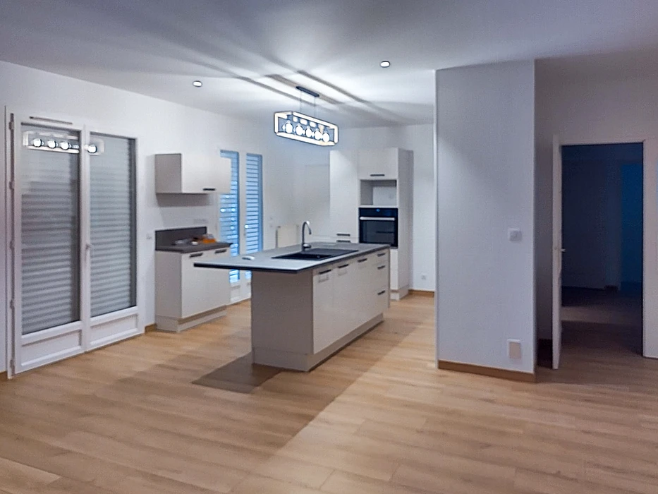 Intérieur technique avec tableau électrique résidentiel ouvert monté sur panneau bois