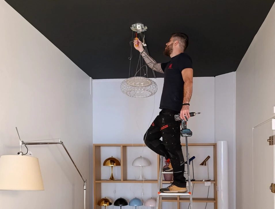 Salon professionnel avec stands d'exposition colorés, visiteurs en mouvement, éclairage industriel plafonnier