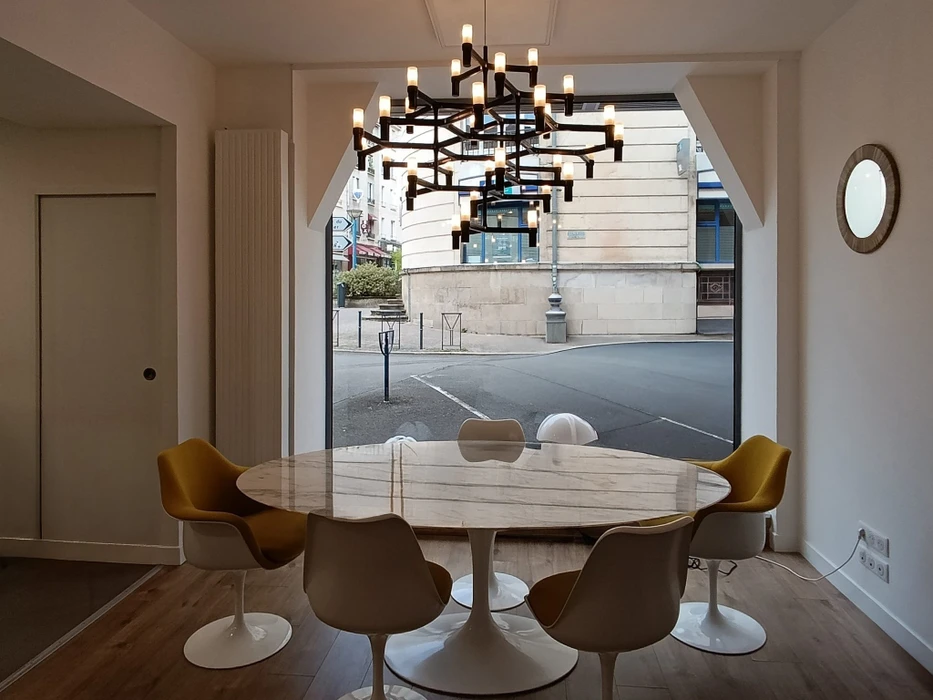 Bureau moderne avec éclairage LED architectural suspendu formant des courbes dorées lumineuses