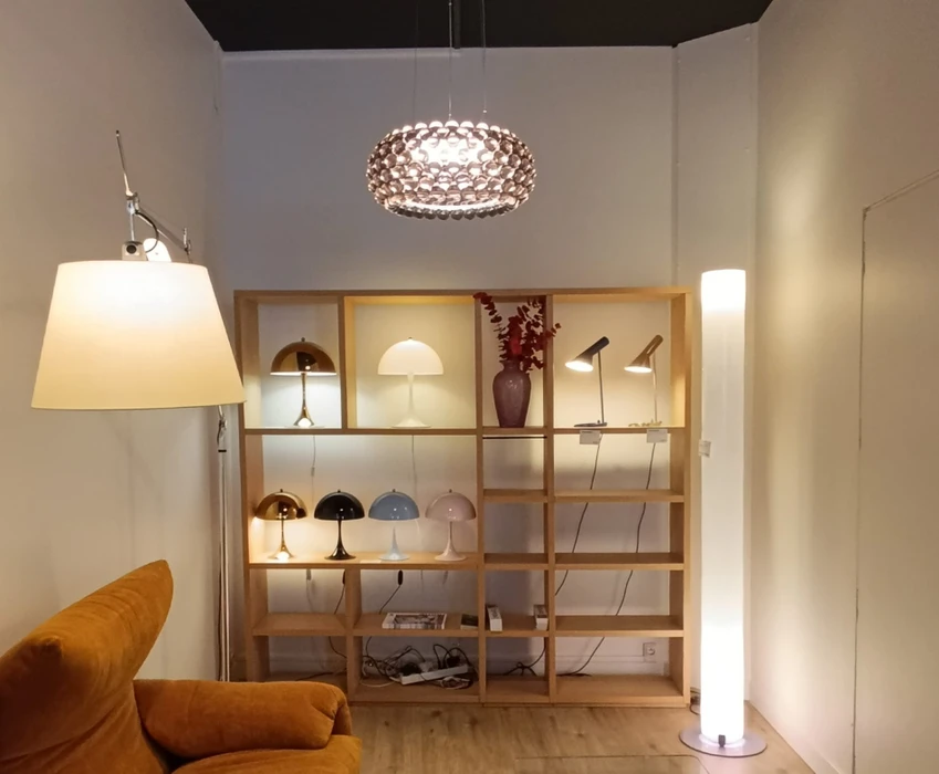 Salon professionnel avec visiteurs en mouvement entre stands d'exposition