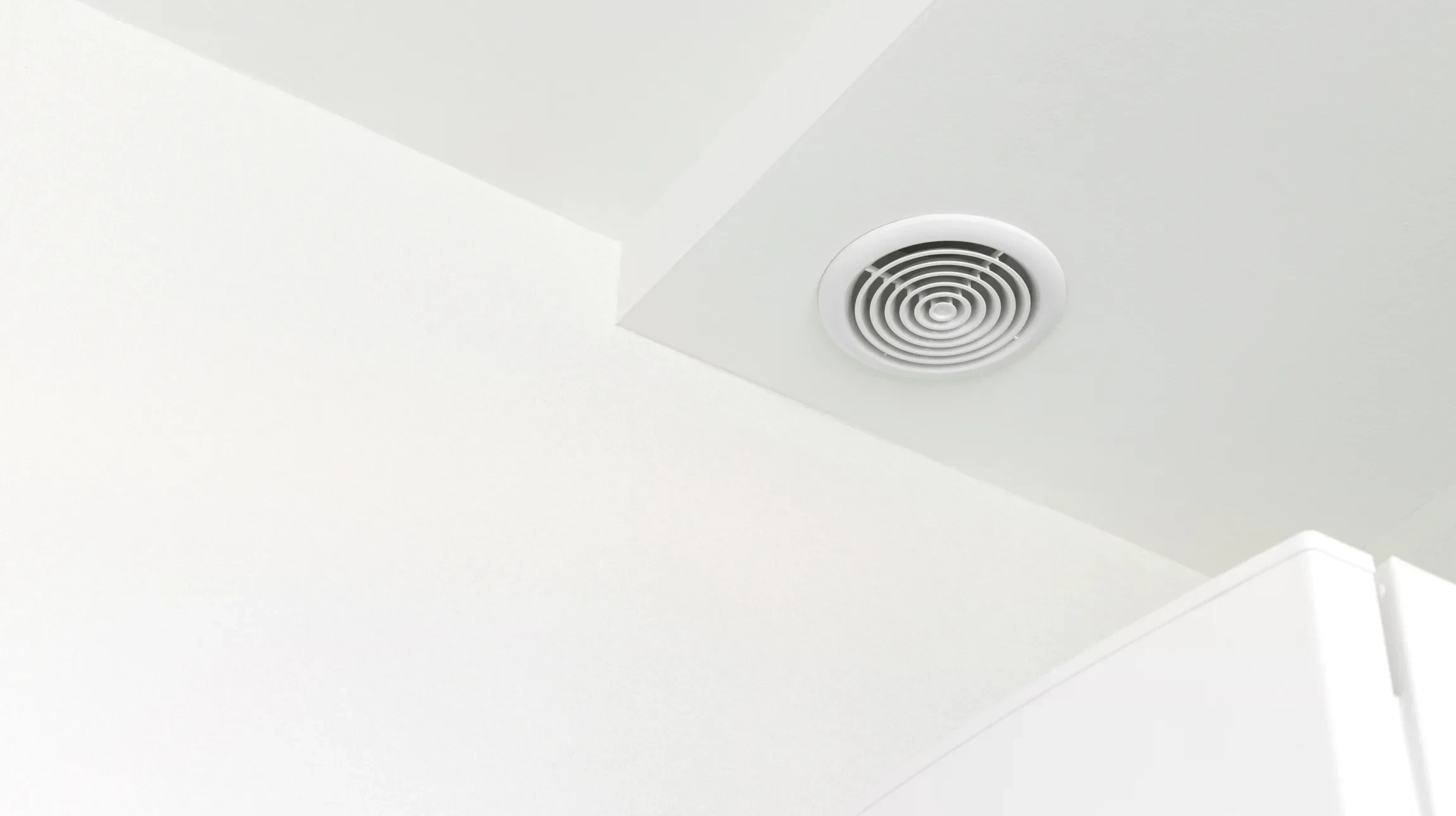 Scène extérieure d'un toit résidentiel avec conduit de ventilation métallique traversant la toiture