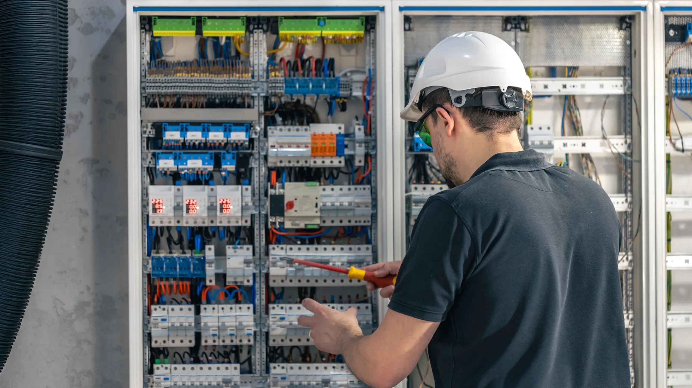 Armoires électriques avec fils